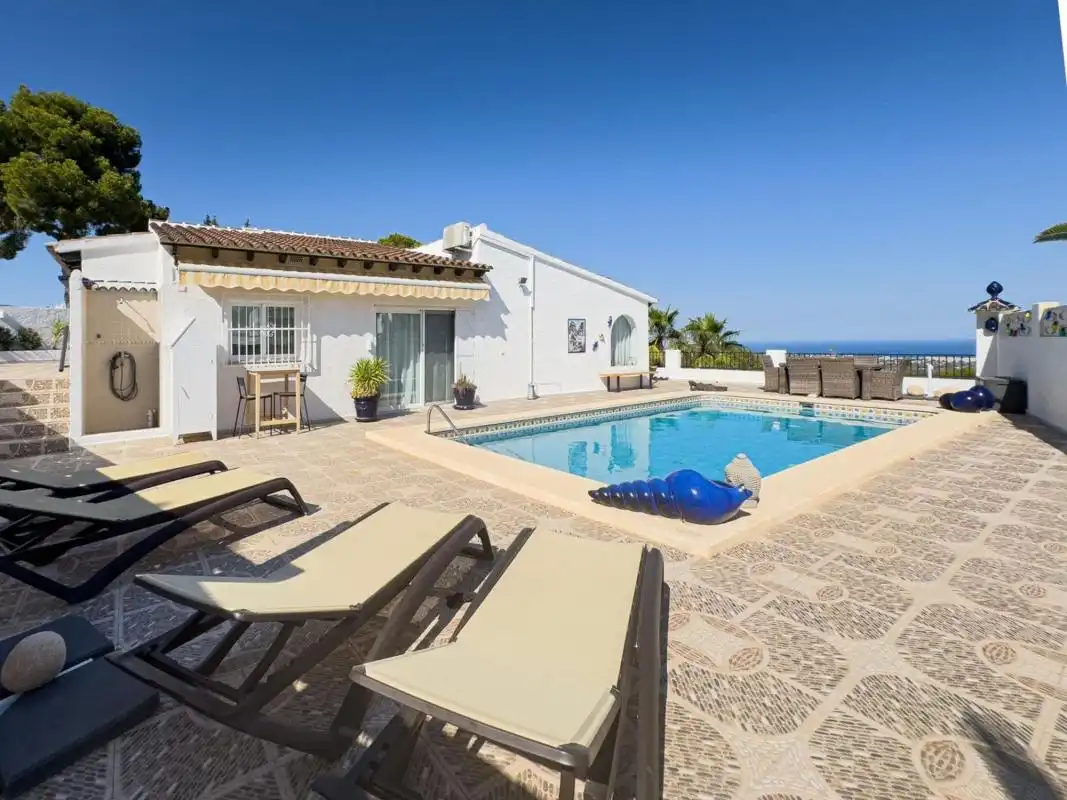 Vista exterior de Casa o chalet en venta en La Nucia con Aire acondicionado y Jardín privado