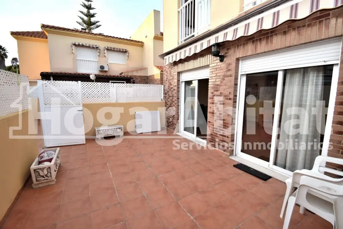 Vista exterior de Casa adosada en venta en Burriana / Borriana con Jardín privado, Terraza y Piscina comunitaria