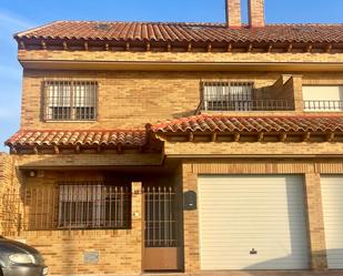 Exterior view of Single-family semi-detached for sale in Villafranca de los Caballeros  with Air Conditioner, Heating and Parquet flooring