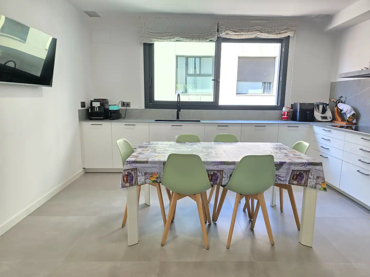 Küche von Einfamilien-Reihenhaus zum Verkauf in Sabadell mit Terrasse und Schwimmbad
