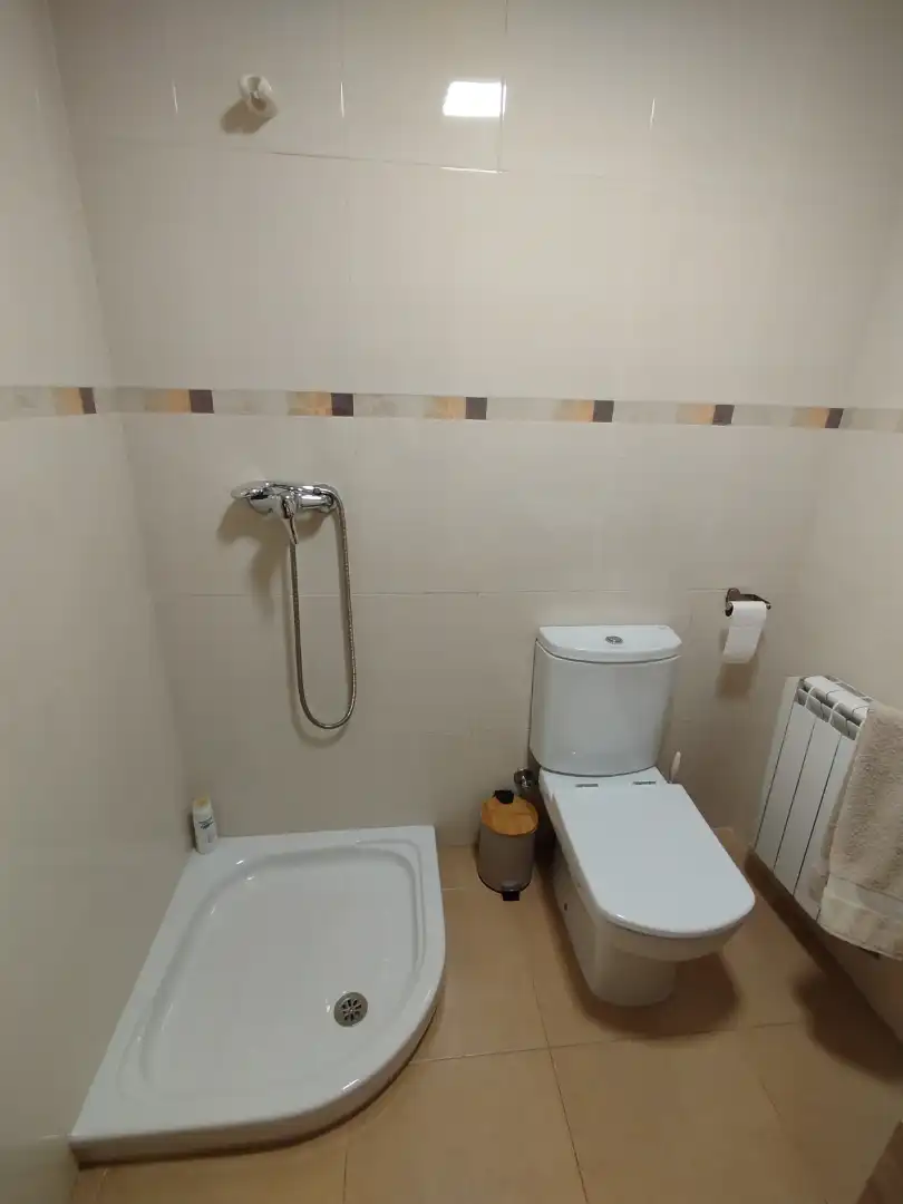 Badezimmer von Wohnung zum Verkauf in Vilallonga del Camp mit Klimaanlage, Heizung und Privatgarten
