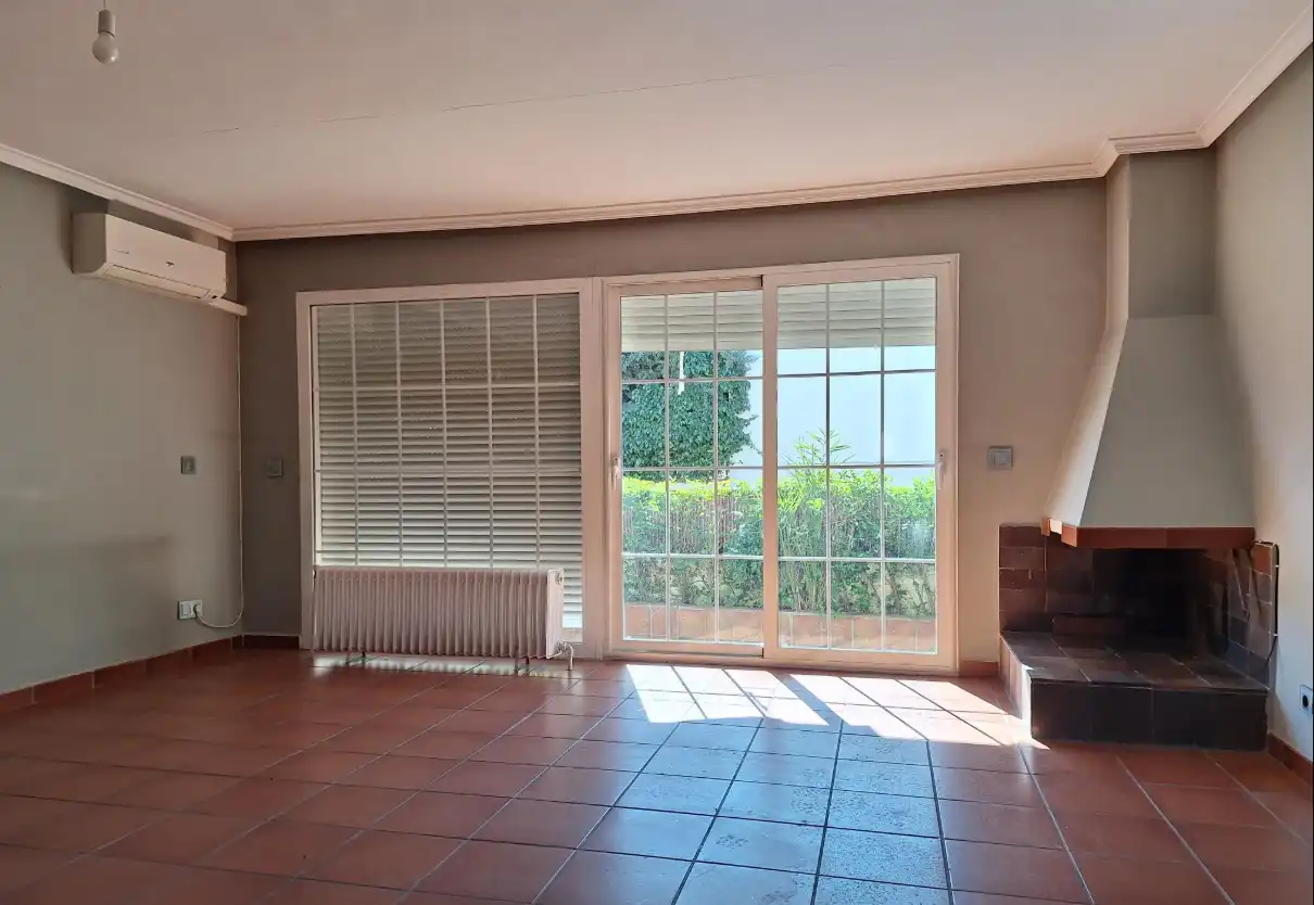 Sala d'estar de Casa adosada en venda en Pozuelo de Alarcón