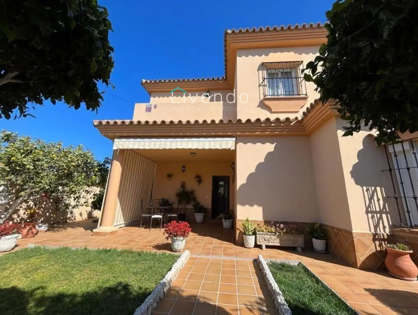 Vista exterior de Casa o xalet en venda en Chiclana de la Frontera amb Terrassa i Traster