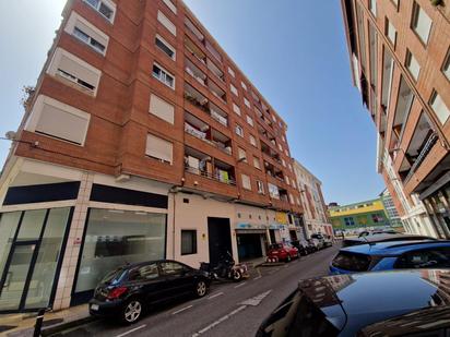 Vista exterior de Pis en venda en Torrelavega  amb Calefacció i Balcó