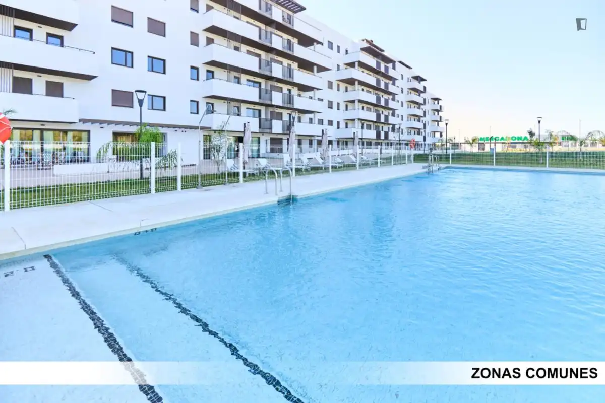 Piscina de Apartament per a compartir en Dos Hermanas amb Aire condicionat, Calefacció i Moblat