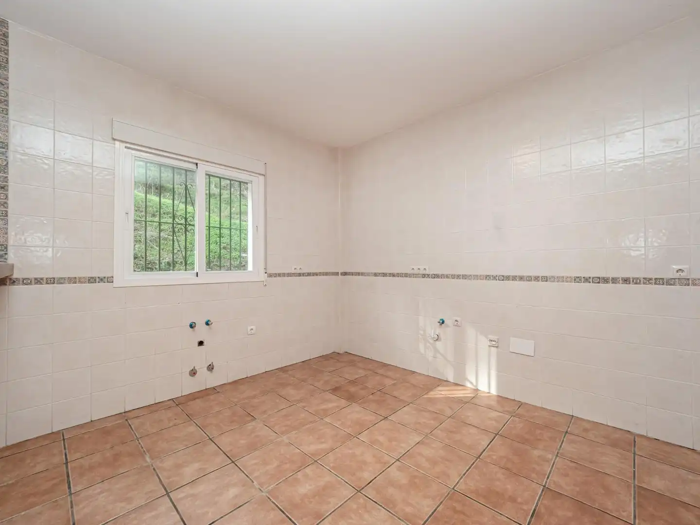 Baño de Finca rústica en venta en Viñuela con Terraza, Piscina y Alarma