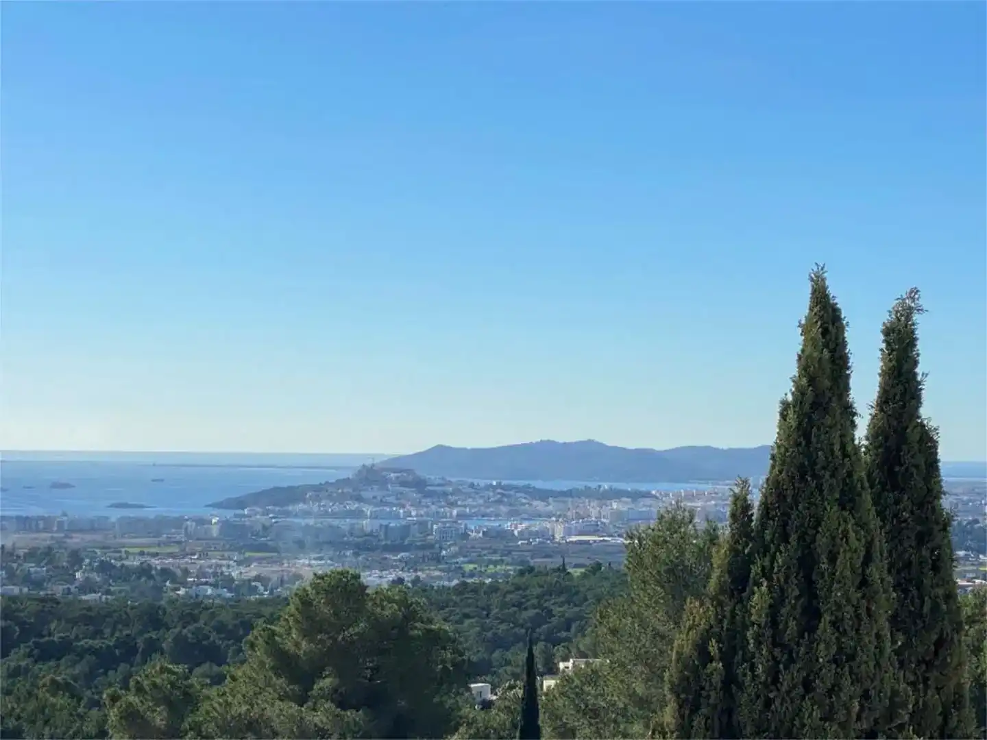 Vista exterior de Dúplex en venda en Santa Eulària des Riu amb Aire condicionat, Jardí privat i Piscina