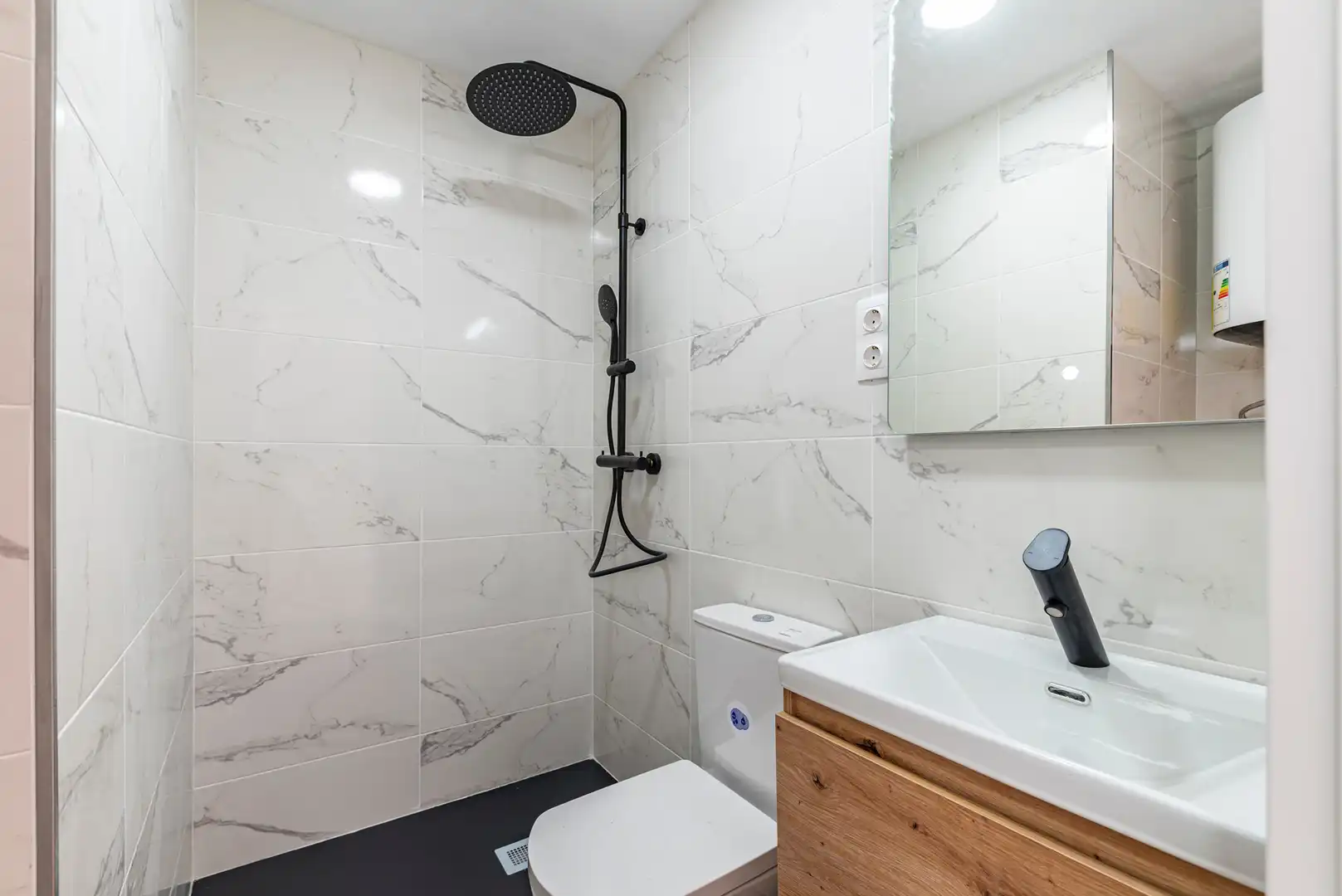 Baño de Ático en venta en Santa Coloma de Gramenet con Terraza, Horno y Balcón