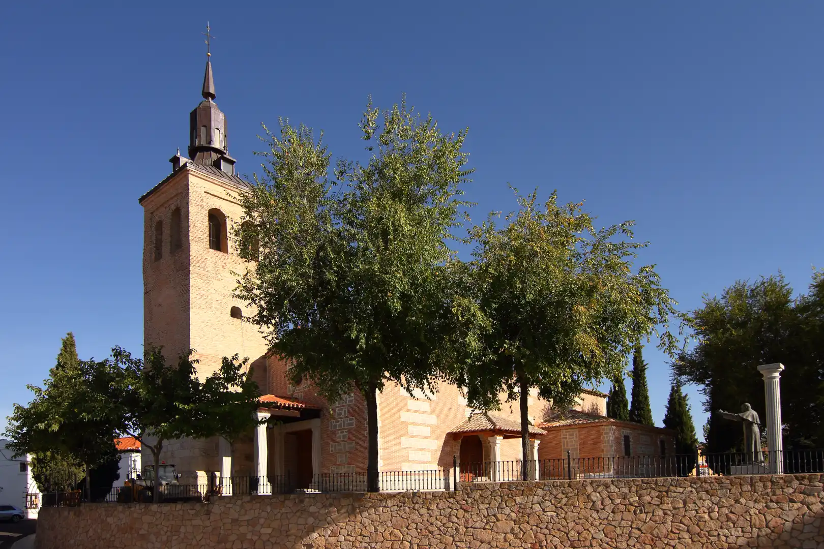 Vista exterior de Casa adosada en venda en Ugena amb Aire condicionat, Calefacció i Jardí privat