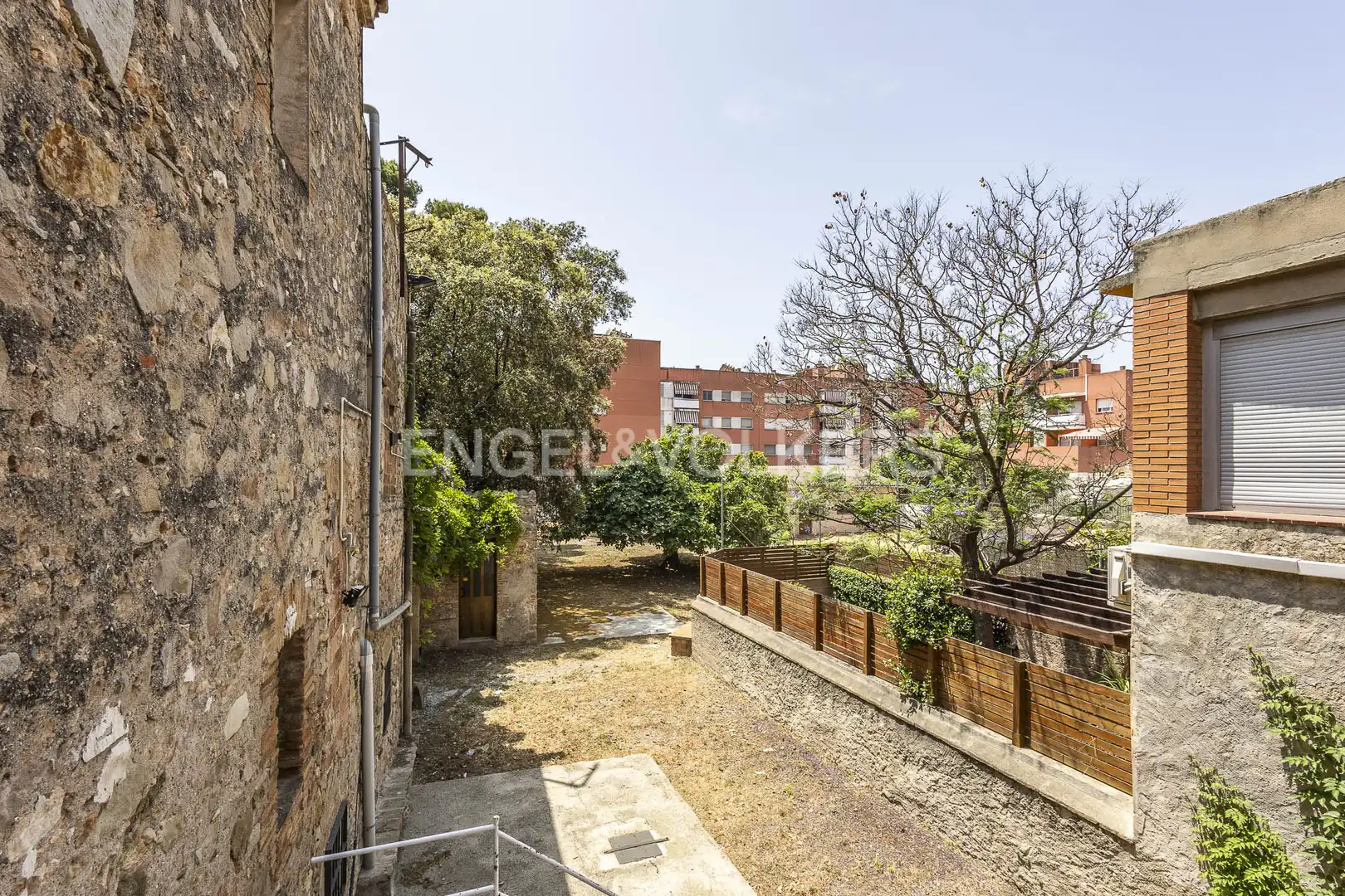 Vista exterior de Edificio en venta en Sant Joan Despí