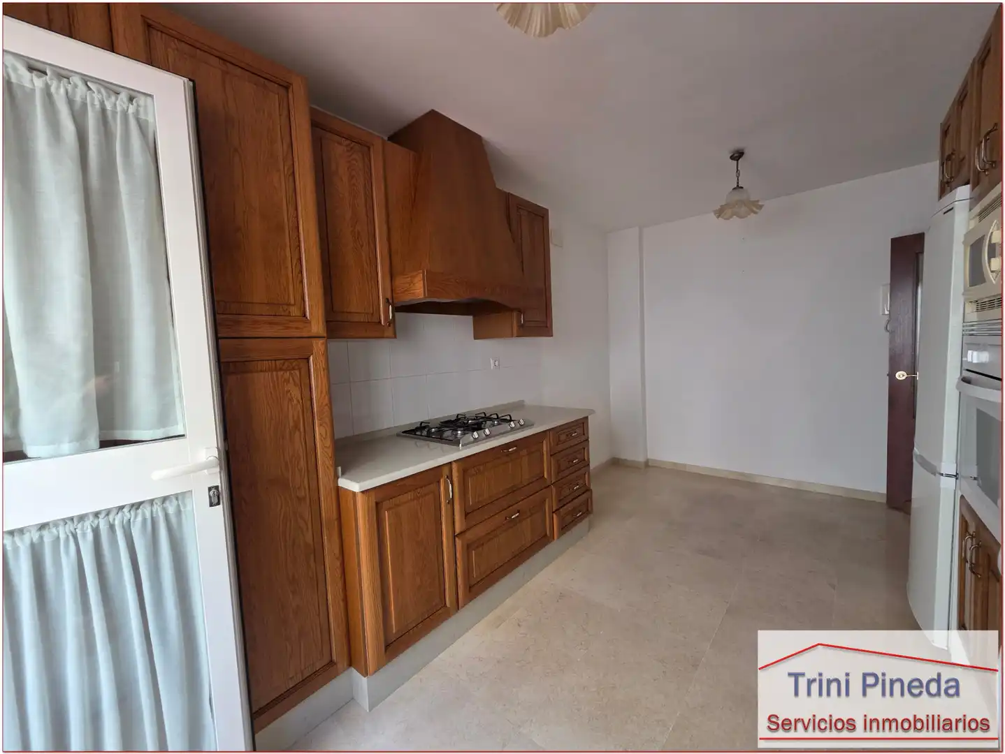 Küche von Wohnung zum Verkauf in Sevilla mit Ofen und Waschmaschine