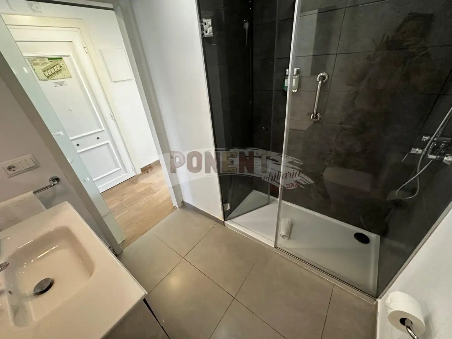 Bany de Apartament en venda en Sant Josep de sa Talaia amb Aire condicionat, Terrassa i Moblat