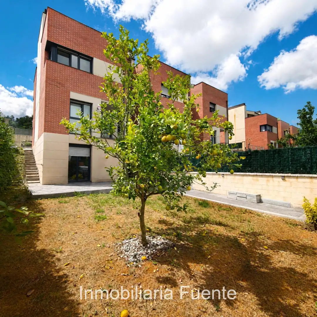 Vista exterior de Casa adosada en venda en Sopuerta amb Calefacció, Jardí privat i Terrassa