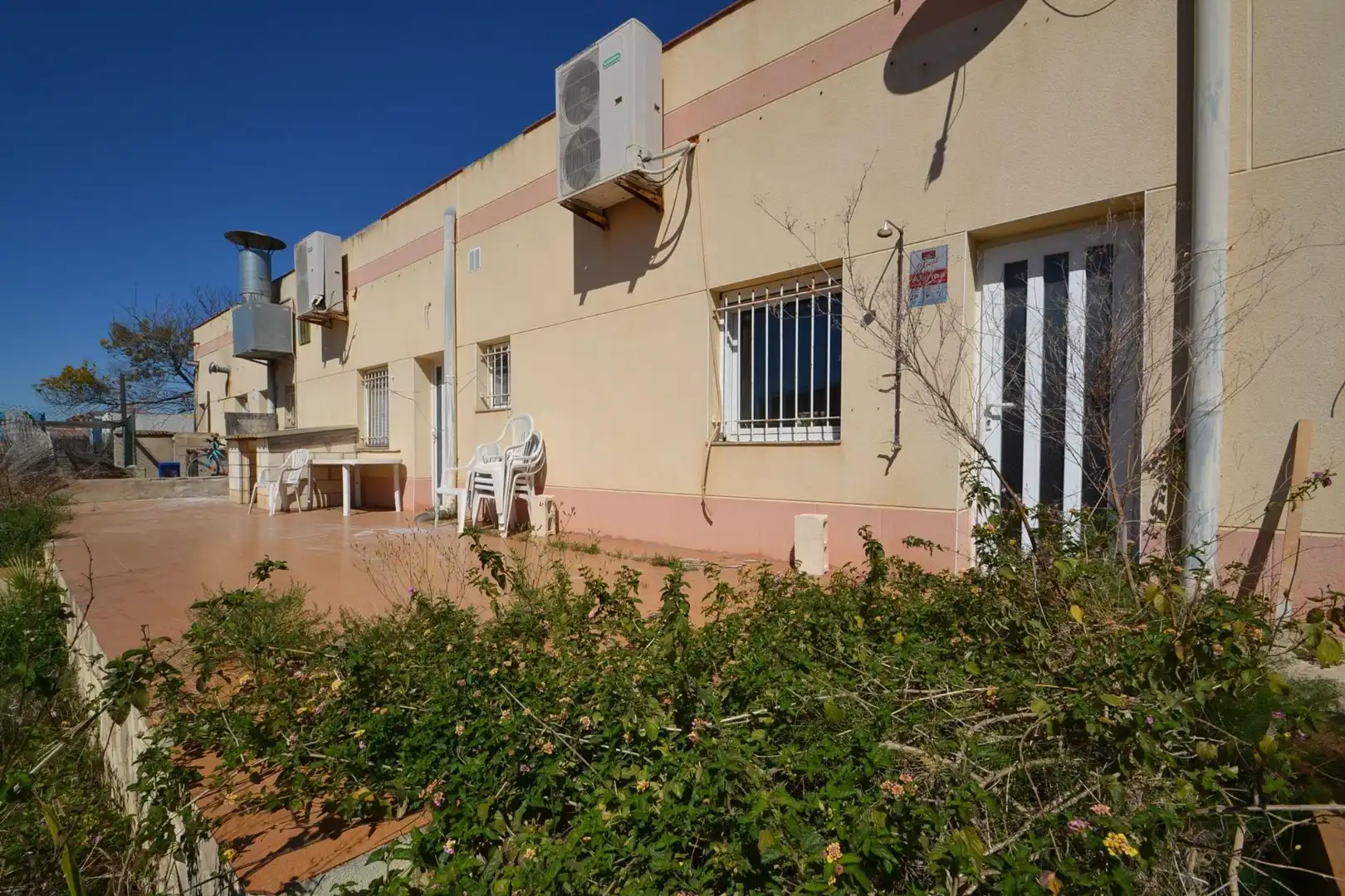 Vista exterior de Local en venda en Deltebre amb Aire condicionat i Moblat