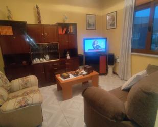 Sala d'estar de Casa adosada en venda en Langreo