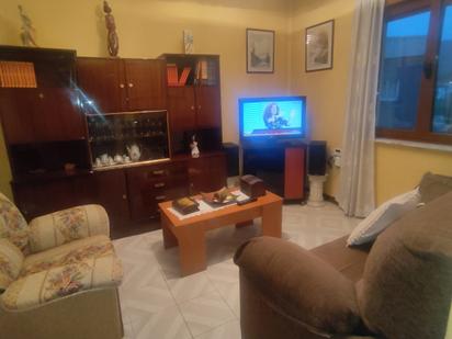 Sala d'estar de Casa adosada en venda en Langreo amb Traster