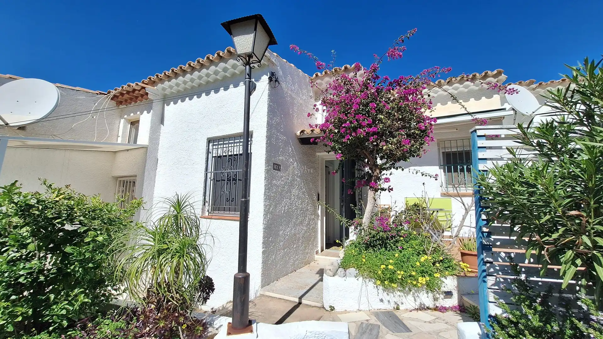 Exterior view of Detached homes for sale in Dénia  with Air Conditioner and Balcony