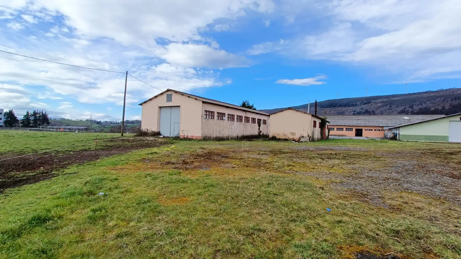Außenansicht von Fabrikhallen zum Verkauf in Tineo