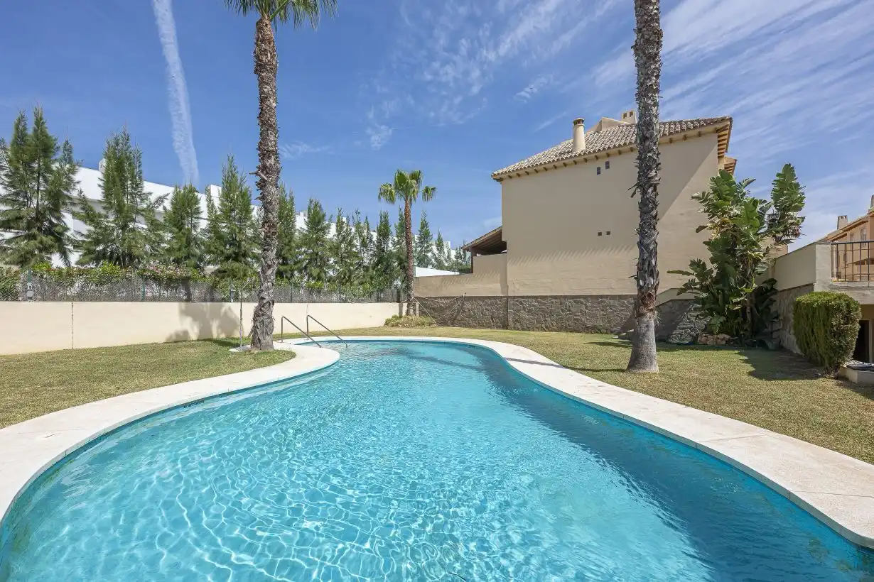 Piscina de Casa o xalet en venda en Calahonda 