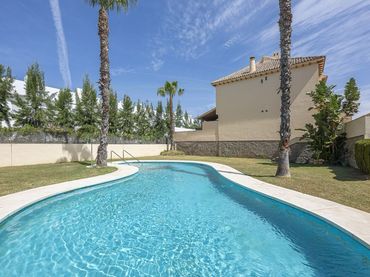 Casa con piscina en venta en Adarvers de Calypso 9