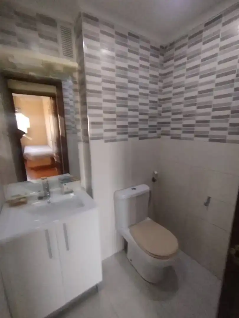 Baño de Piso para compartir en Marbella con Aire acondicionado, Amueblado y Lavadora