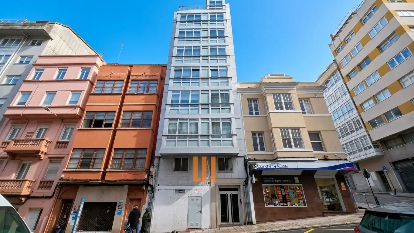 Local comercial de lloguer a Avenida Finisterre