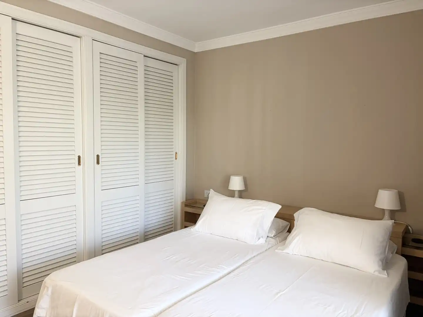 Dormitori de Apartament de lloguer en Marbella amb Aire condicionat, Terrassa i Piscina