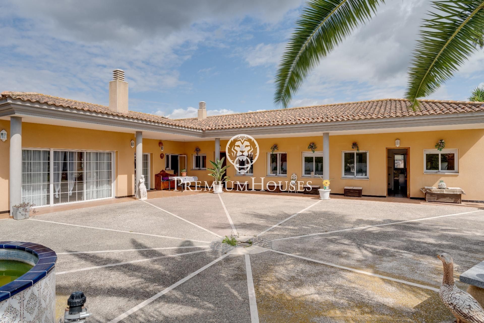Vista exterior de Casa o xalet en venda en Vilanova i la Geltrú amb Aire condicionat, Calefacció i Jardí privat