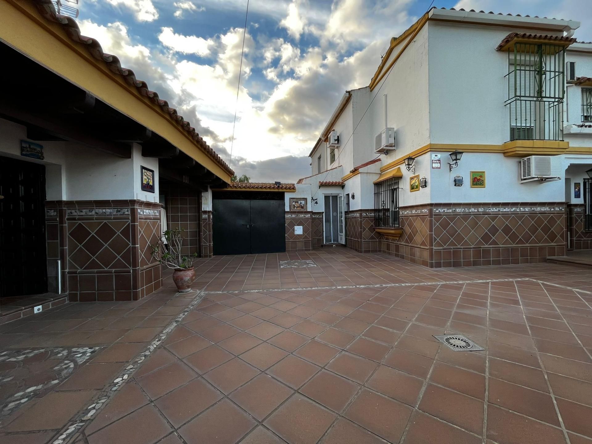 Exterior view of Single-family semi-detached for sale in Los Barrios  with Air Conditioner, Heating and Terrace