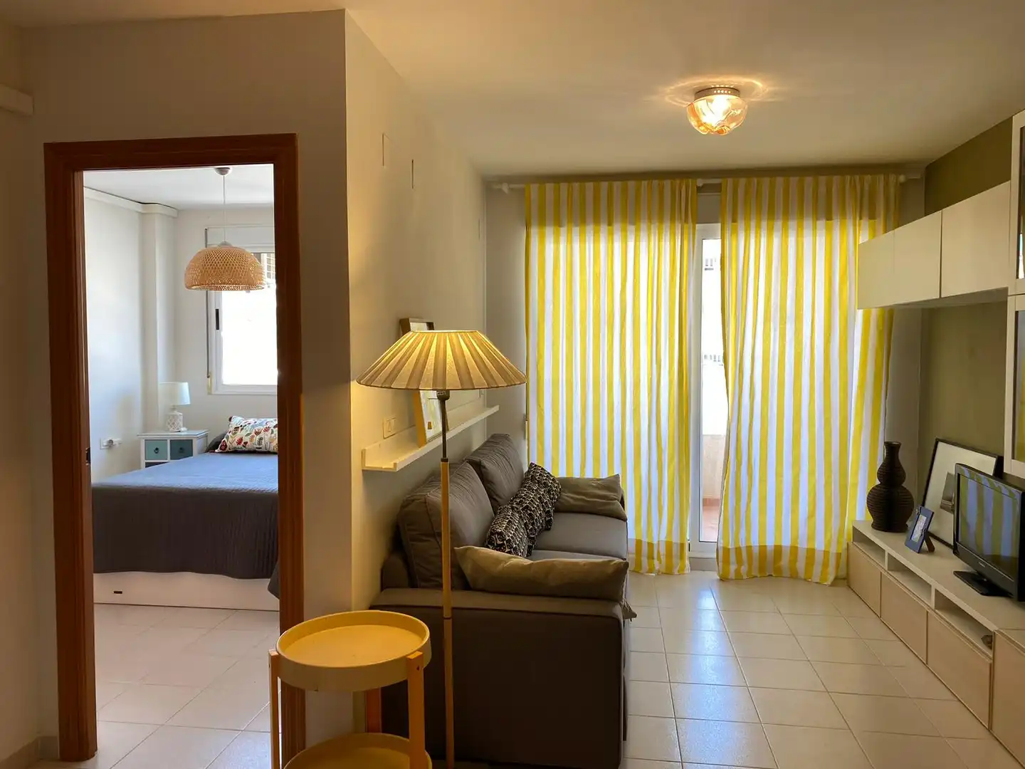 Sala d'estar de Estudi de lloguer en Canet d'En Berenguer amb Terrassa, Moblat i Forn