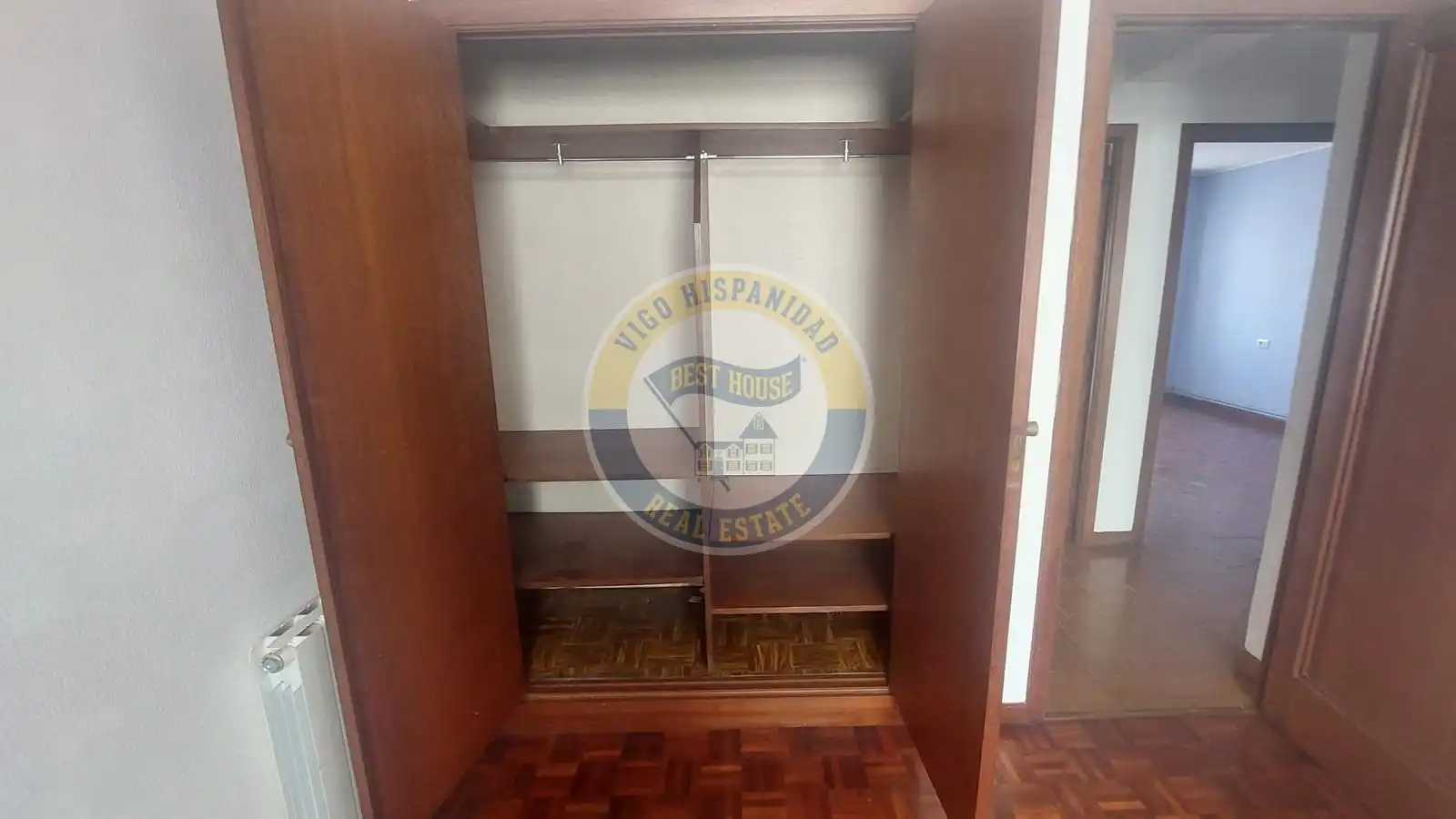Dormitori de Pis en venda en Vigo  amb Calefacció, Parquet i Traster