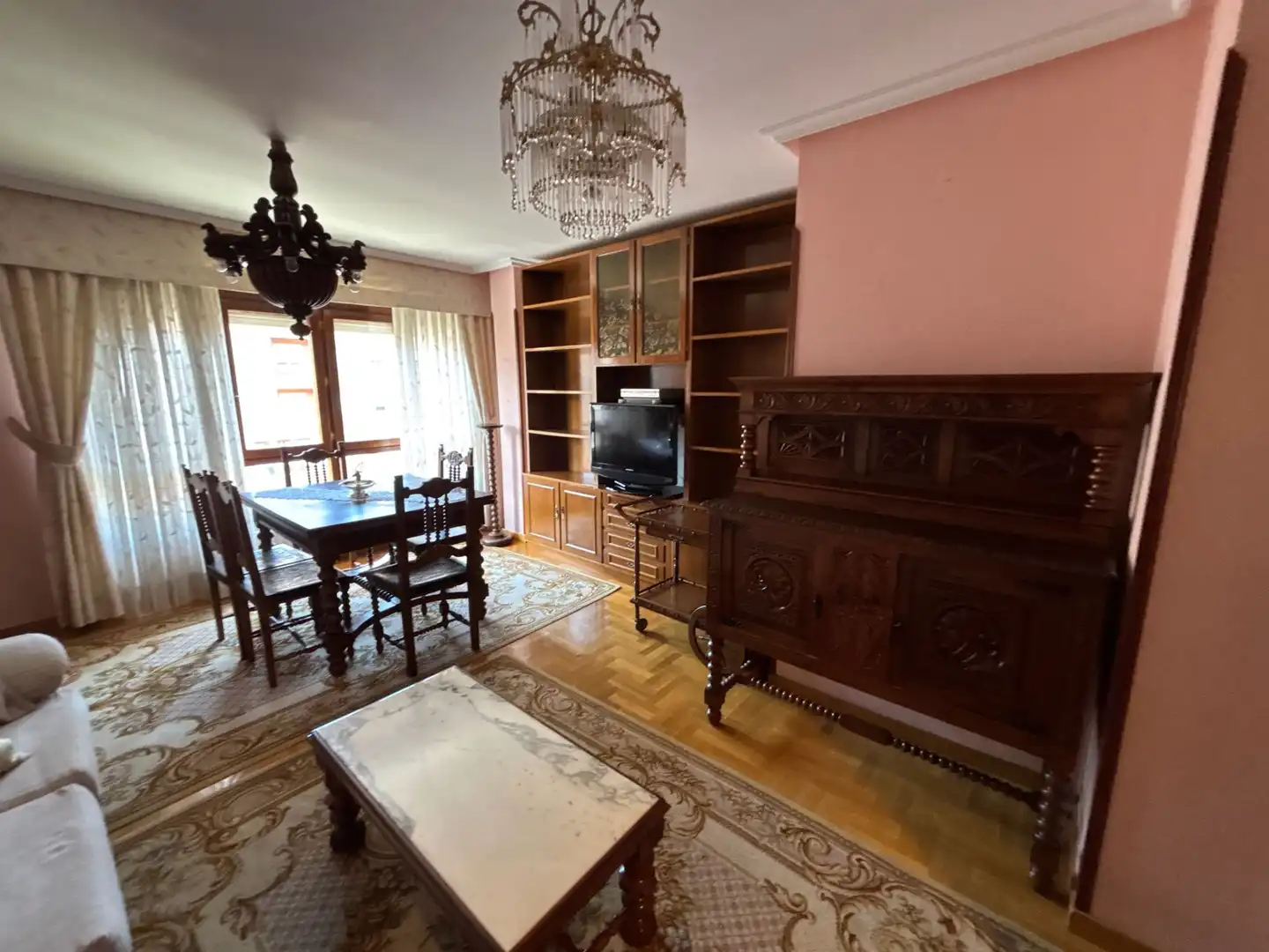 Sala de estar de Piso de alquiler en Oviedo  con Calefacción, Parquet y Amueblado