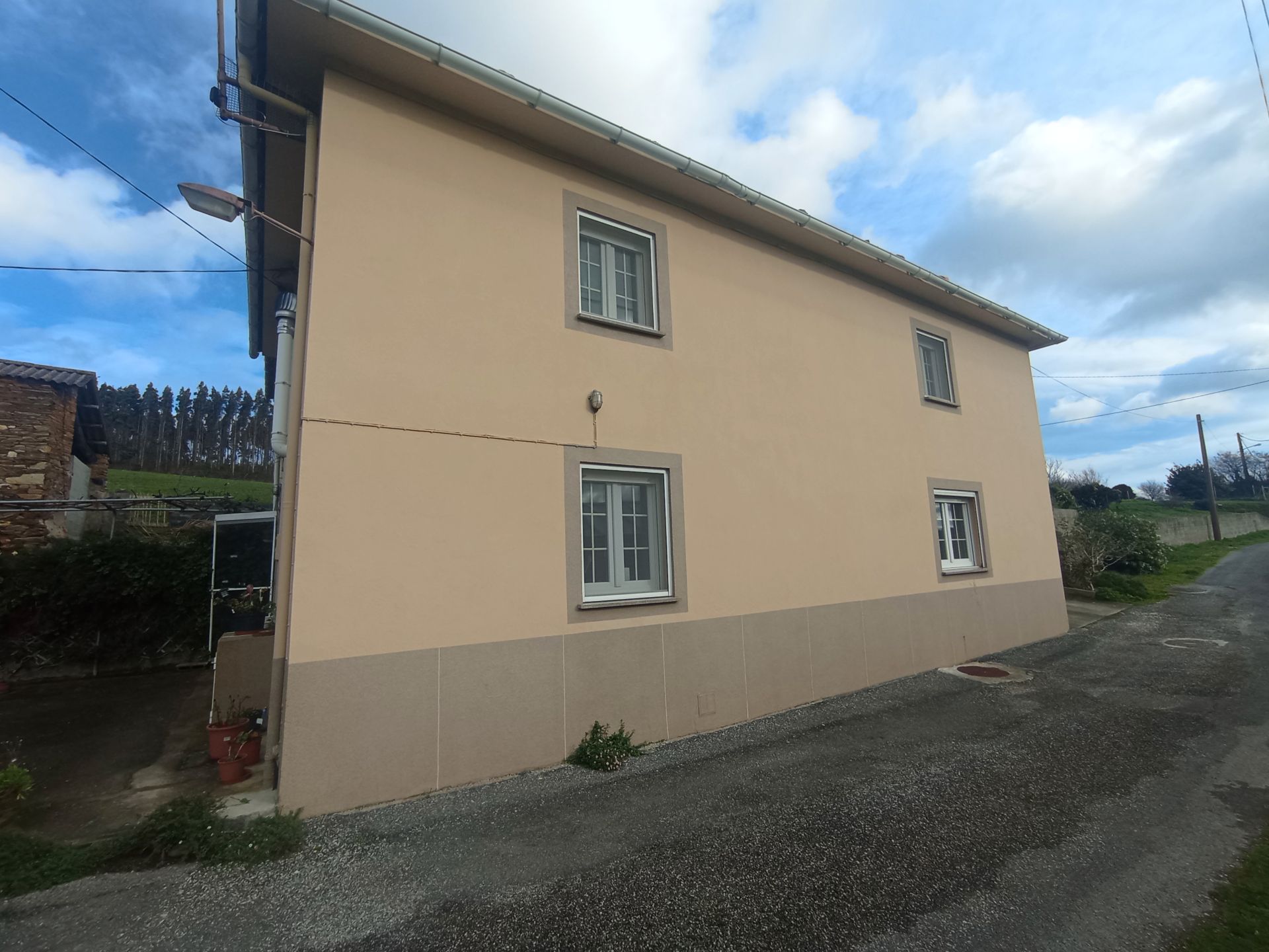 Vista exterior de Casa adosada en venda en Foz amb Calefacció, Jardí privat i Moblat