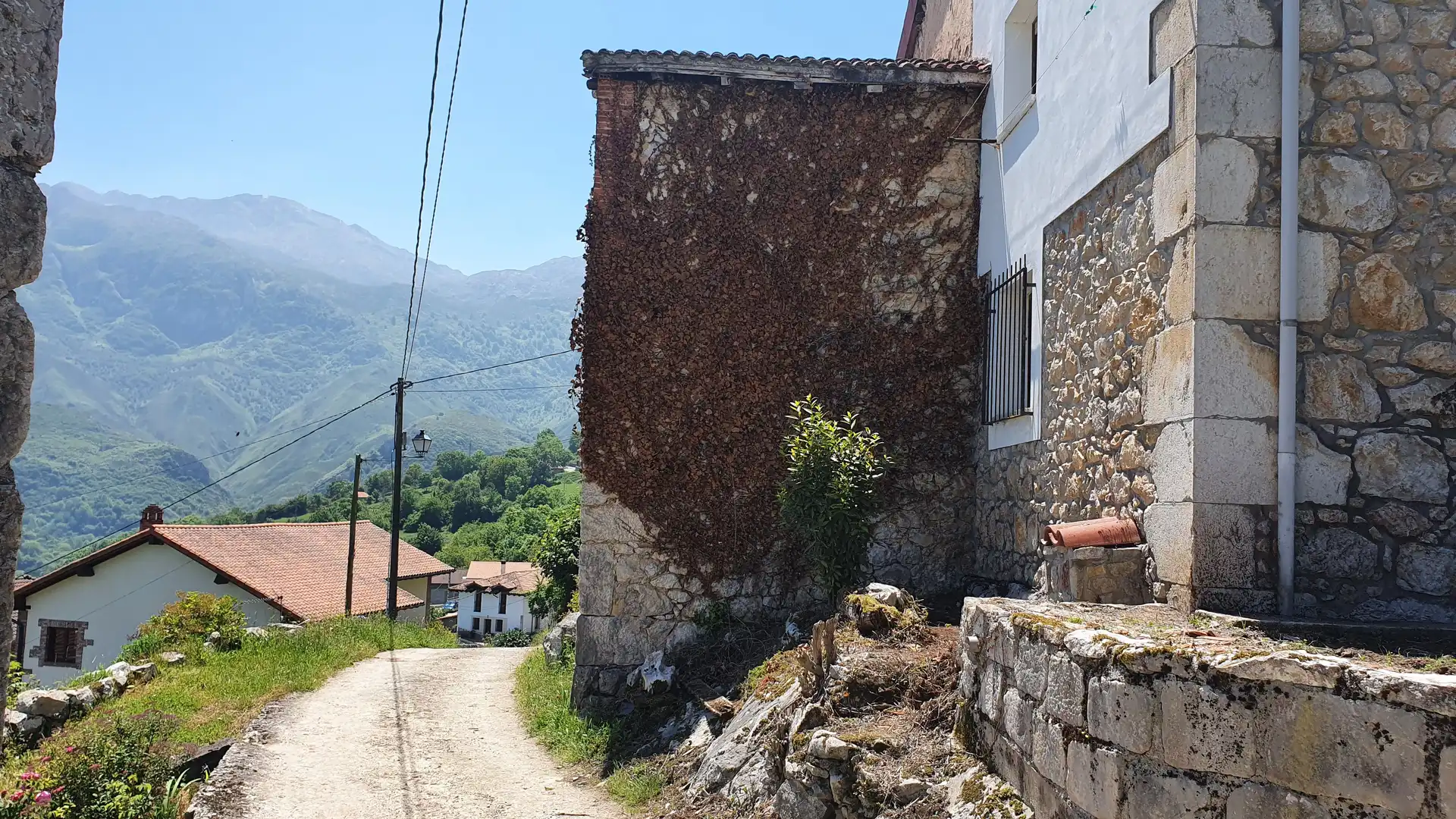 Vista exterior de Casa adosada en venda en Cabrales amb Jardí privat, Traster i Balcó