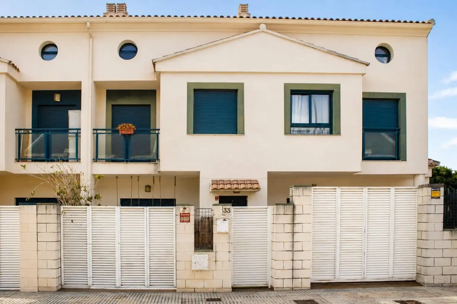 Außenansicht von Einfamilien-Reihenhaus zum Verkauf in Gandia mit Gemeinschaftspool