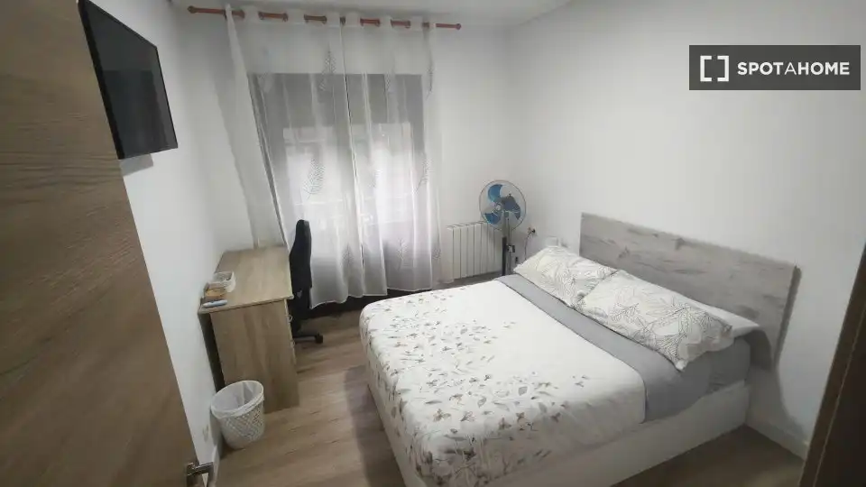 Bedroom of Flat for share in Bilbao   with Air Conditioner, Heating and Furnished