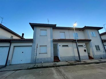 Terraced house for sale in Avenida Argusino 5