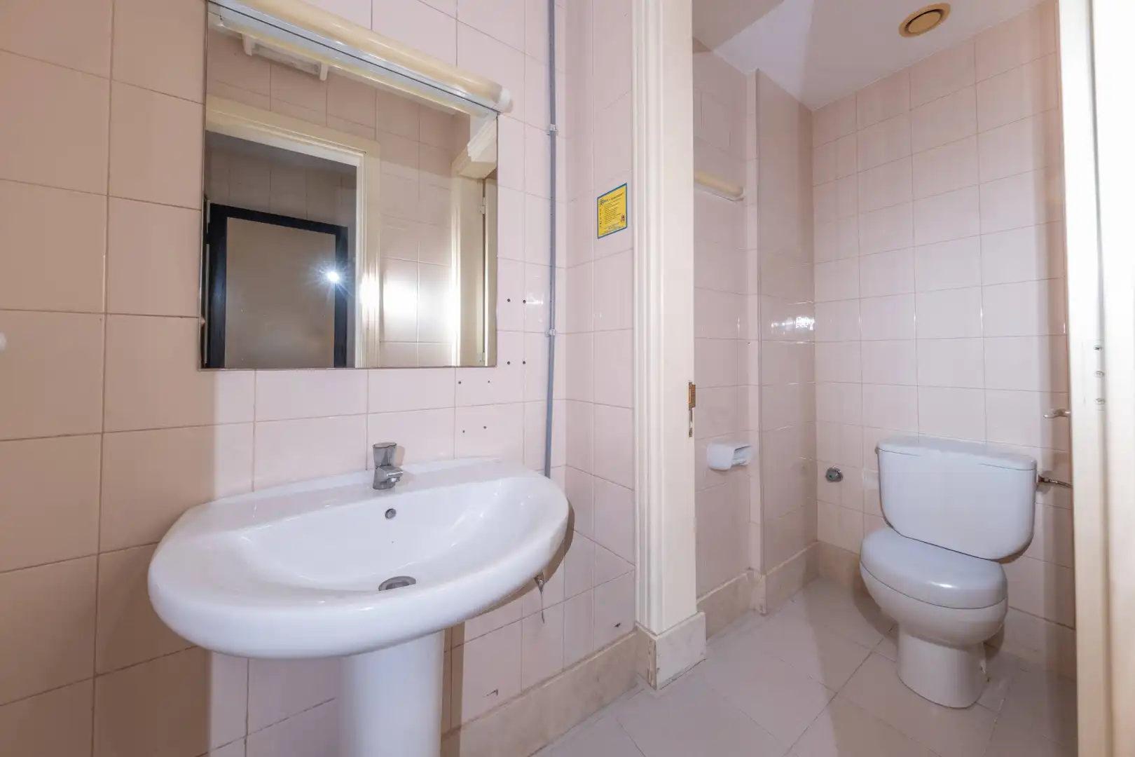 Badezimmer von Geschaftsraum zur Miete in Centro