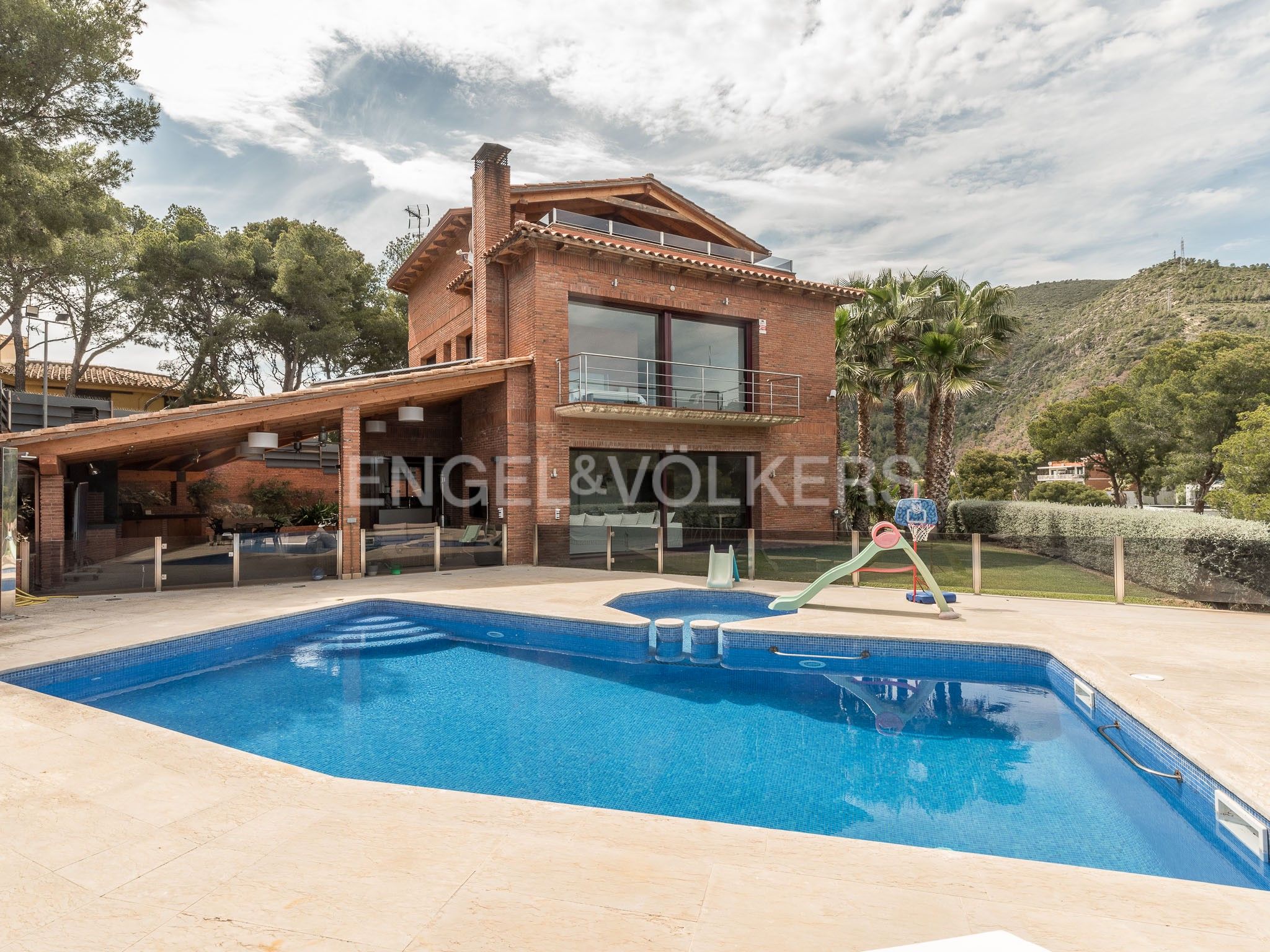 Vista exterior de Casa o xalet de lloguer en Castelldefels amb Aire condicionat, Calefacció i Jardí privat
