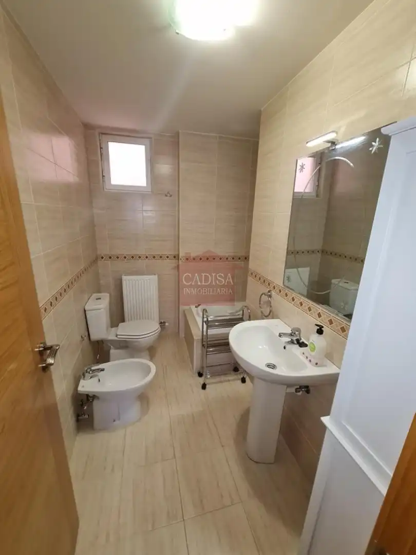 Baño de Piso de alquiler en Salamanca con Calefacción, Trastero y Amueblado