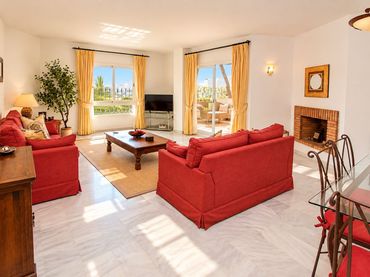 Apartamento con piscina en venta en Urbanización Los Naranjos de Marbella 399