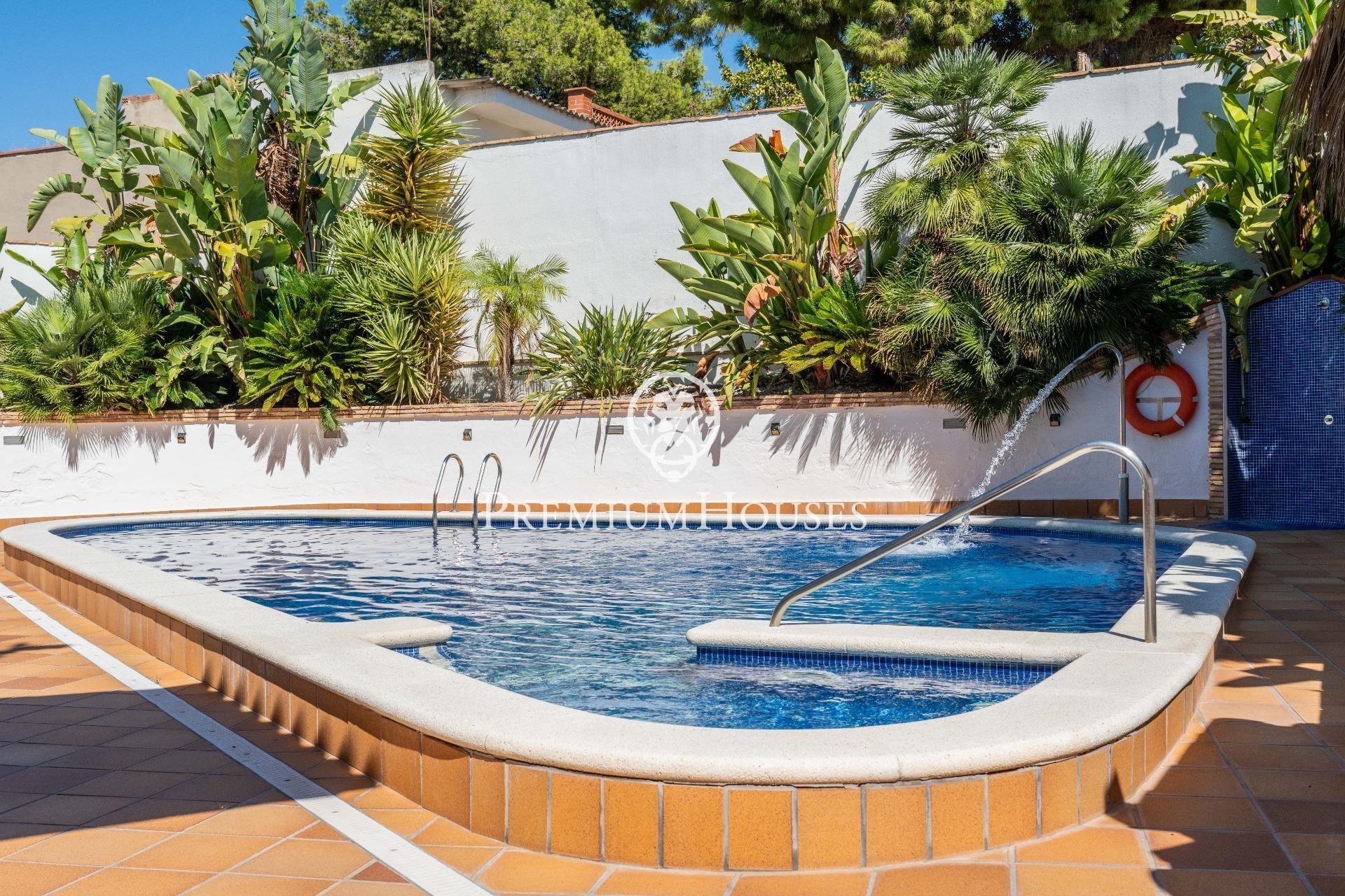 Swimming pool of Single-family semi-detached for sale in Vilanova i la Geltrú  with Air Conditioner, Heating and Private garden