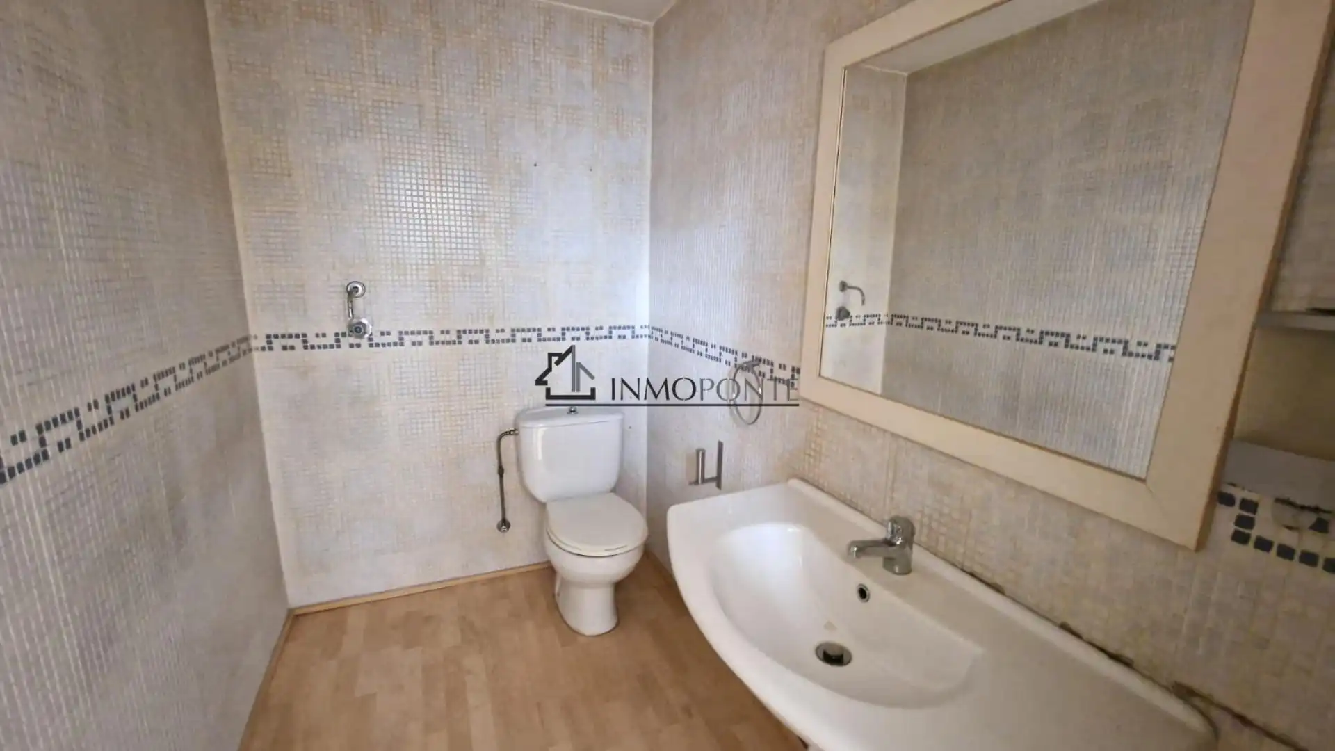 Baño de Local en venta en Poio