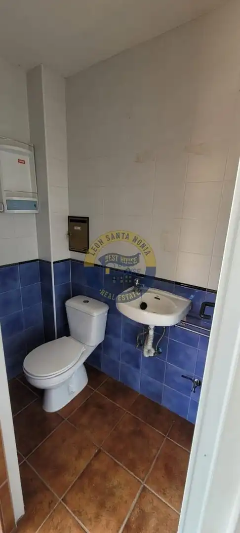 Bathroom of Houses for sale in Onzonilla  with Heating and Alarm