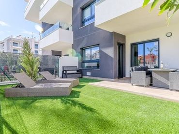 Bajo con piscina en venta en Orihuela Costa