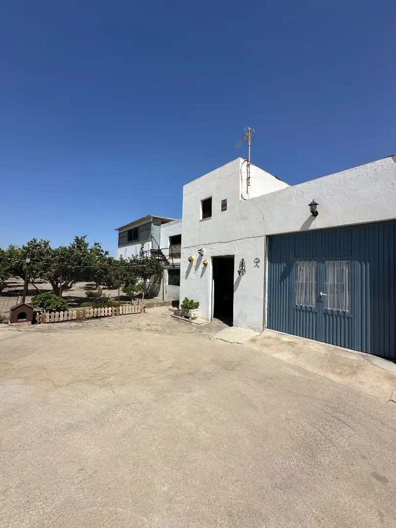 Vista exterior de Casa o xalet en venda en Almería amb Jardí privat, Terrassa i Traster
