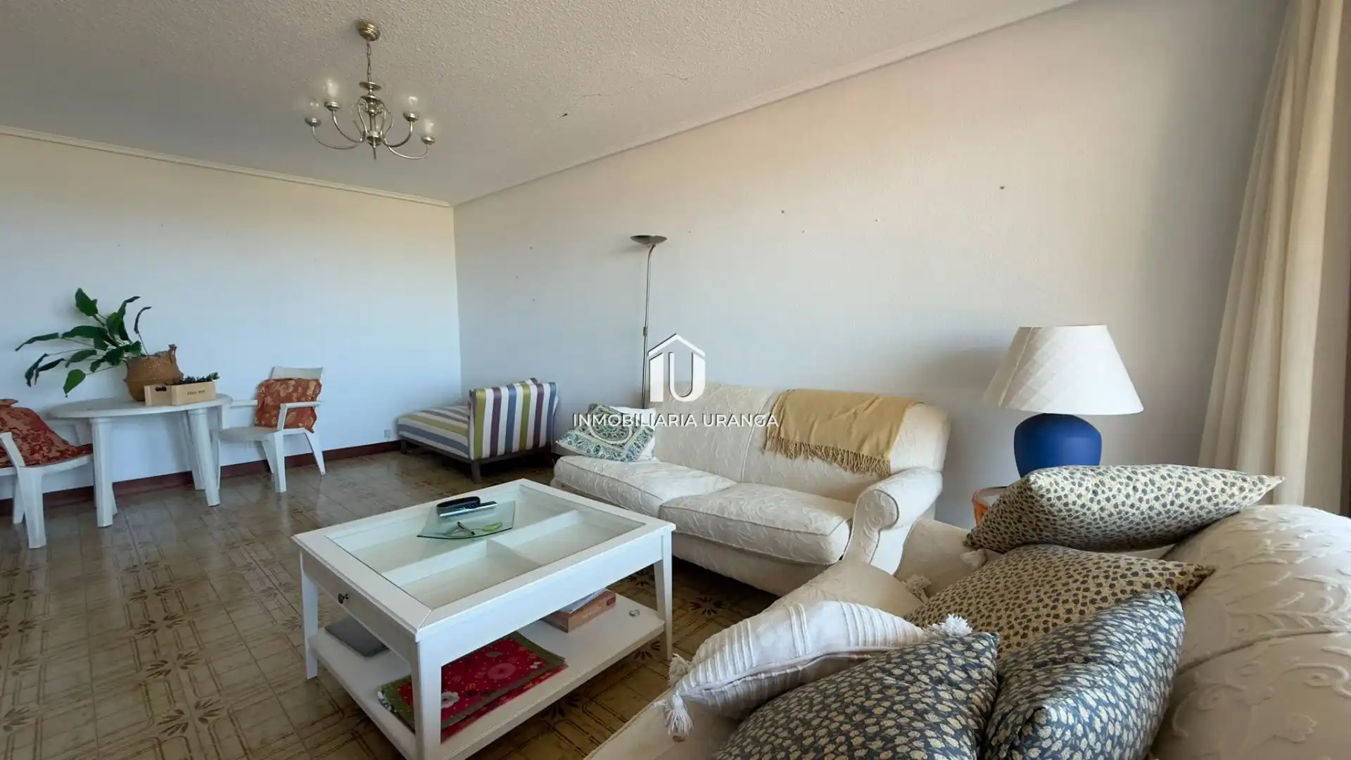 Sala de estar de Piso en venta en Laredo con Calefacción, Terraza y Piscina comunitaria