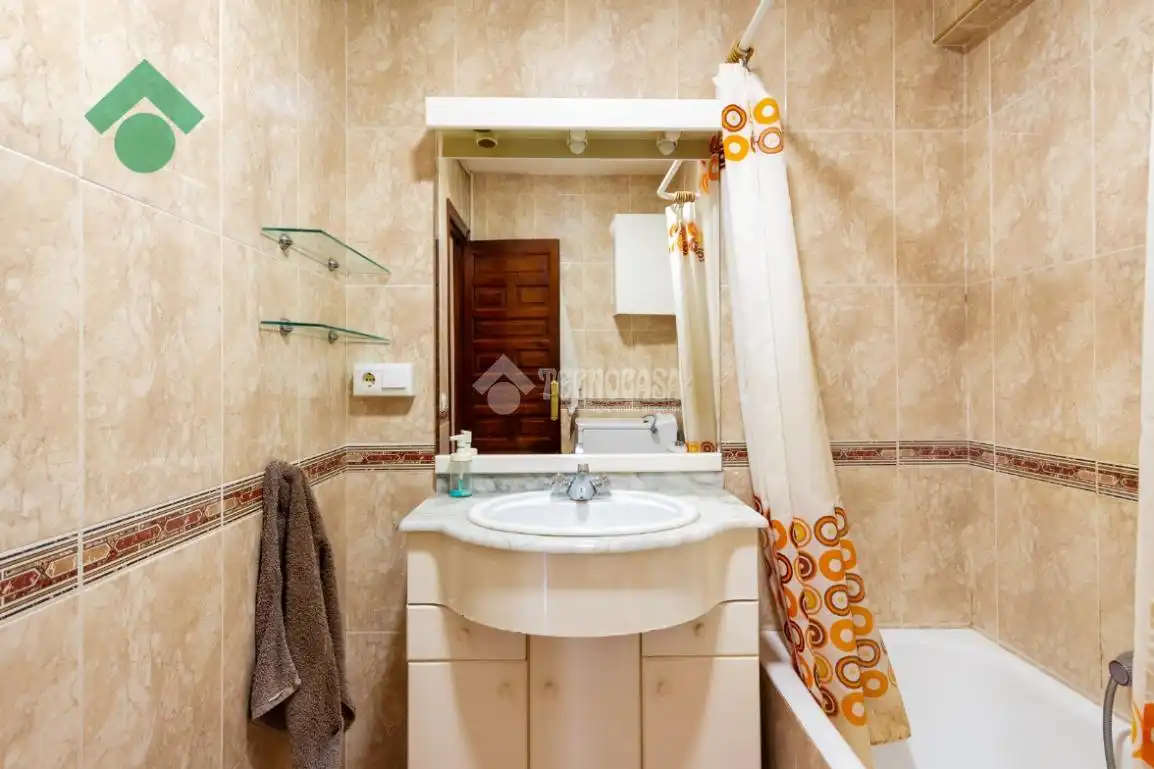 Baño de Estudio en venta en Vélez-Málaga con Terraza, Amueblado y Piscina comunitaria