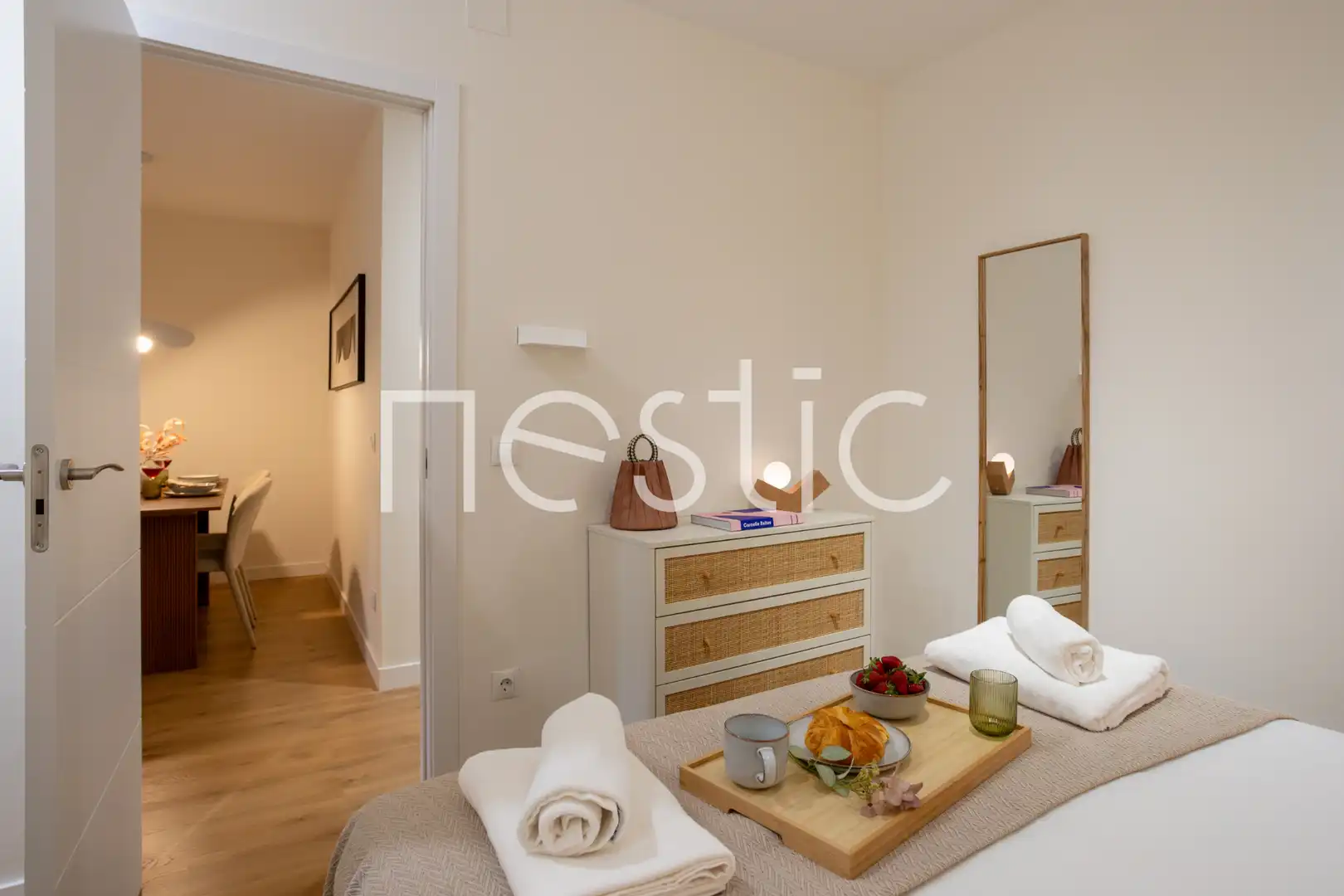 Dormitori de Apartament de lloguer en Madrid amb Aire condicionat, Calefacció i Moblat