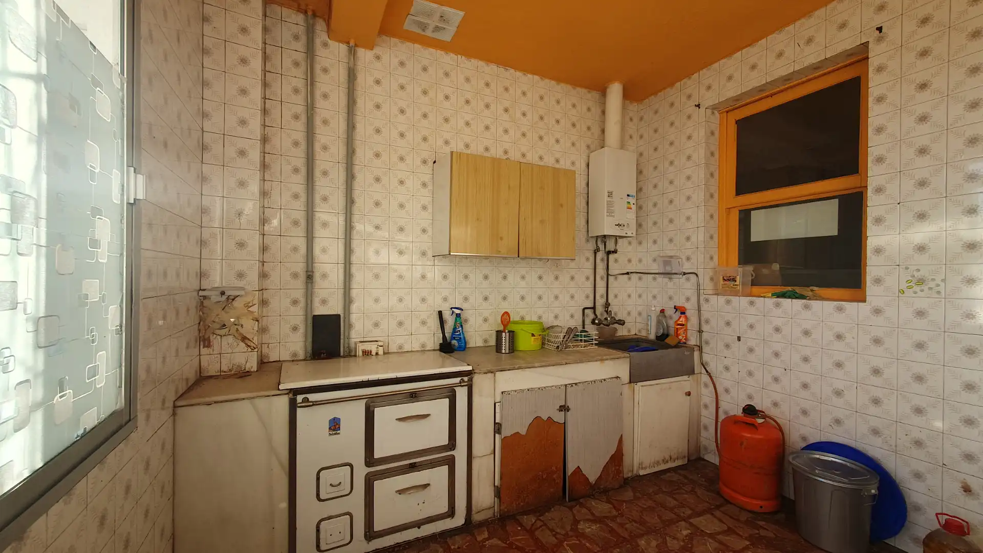 Cuina de Casa o xalet en venda en Vega de Espinareda amb Calefacció, Jardí privat i Terrassa
